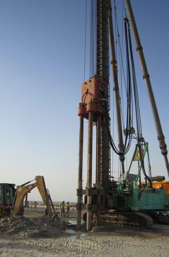 현대건설이 건설현장의 연약지반 개량을 위해 고화재를 주입하고 있다.   현대건설 제공